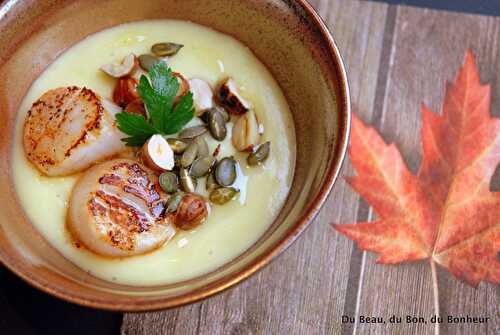 Crème de panais, Saint-Jacques, graines de courge et noisettes grillées