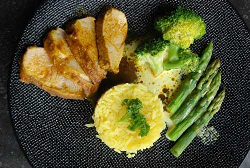 Filet mignon de porc tandoori, riz au safran, asperges vertes et brocoli sauce au lait de coco