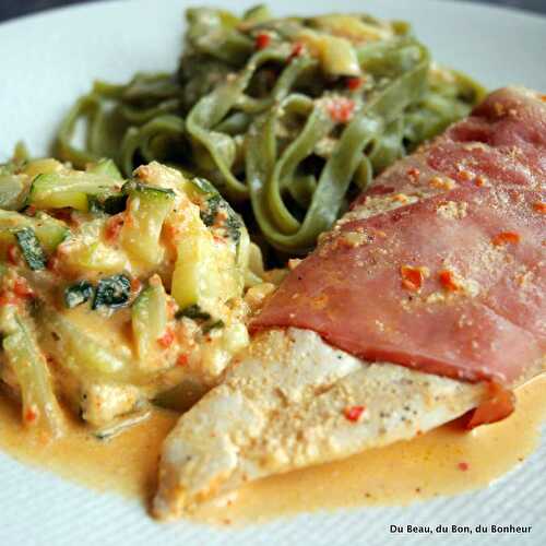 Filets de poulet farcis au pesto calabrese, en robe de jambon de parme, courgettes et tagliatelles vertes