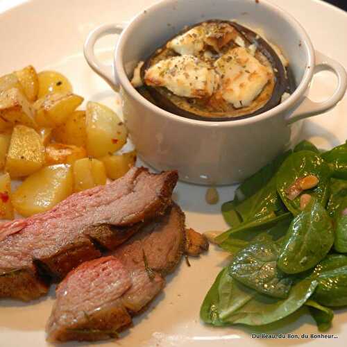 Gigot d'agneau à l'ail et au romarin, pommes de terre rôties au four, cassolette d'aubergines grillées au manouri