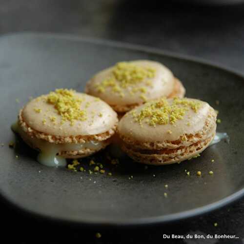 Macarons aux pistaches, au chocolat blanc et au miel