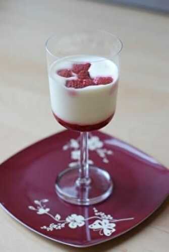 Mousse au chocolat blanc et framboises