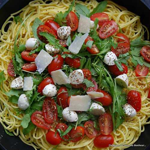 Pâtes fraîches à la roquette, tomates, mozzarella et parmesan