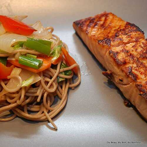 Saumon à l'asiatique et nouilles sautées aux légumes