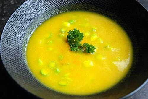 Soupe au curcuma et asperges vertes