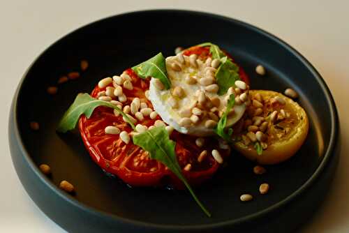 Tomates confites maison au balsamique, roquette, mozzarella et pignons grillés