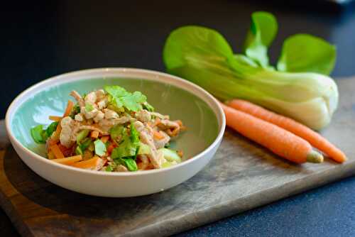 Wok de chou pak choi, carottes, escalope de veau et noix de cajou