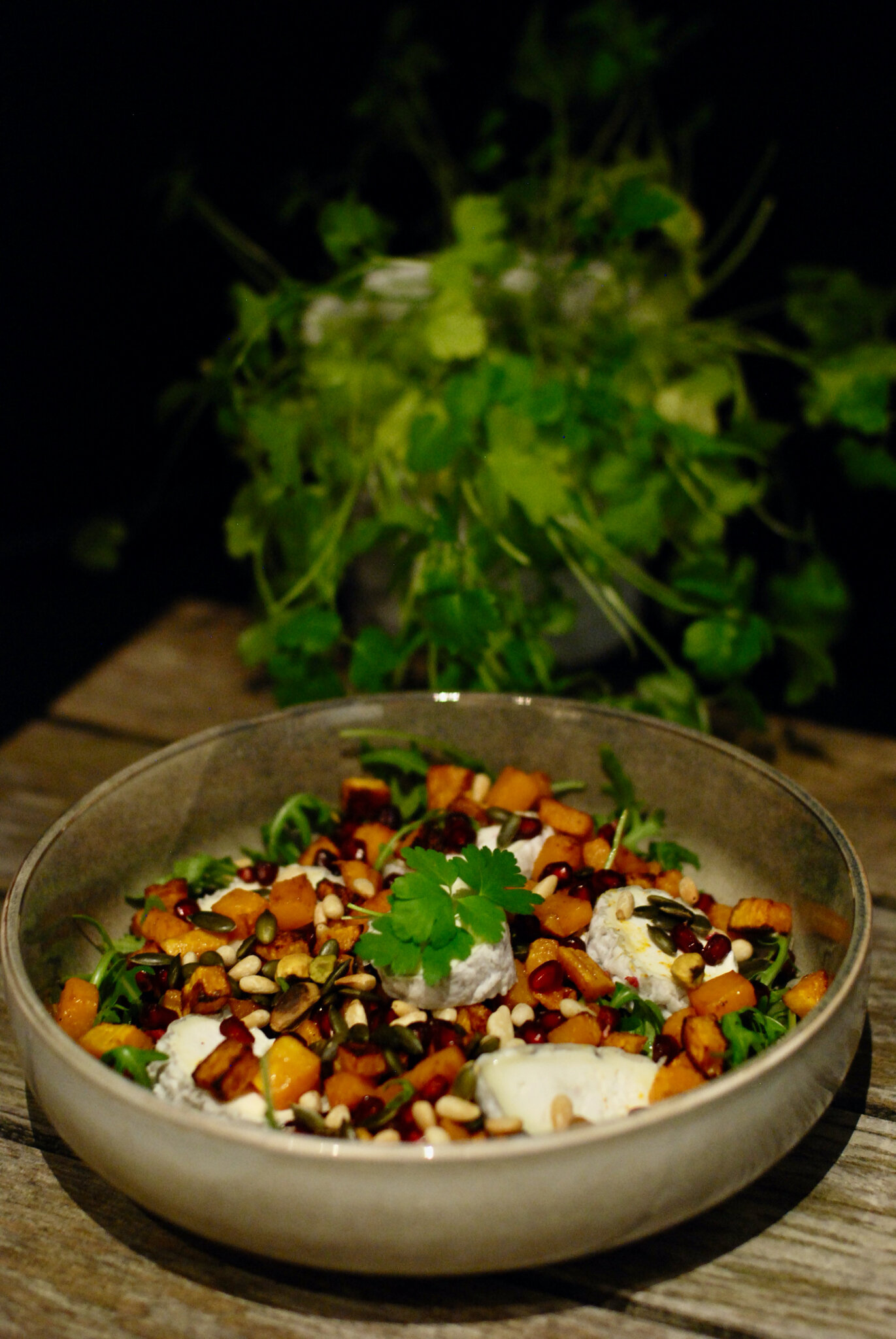 Salade de roquette, courge butternut rôtie et Sainte-Maure-de-Touraine