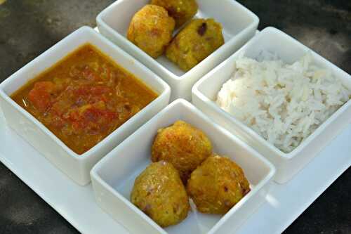 Boulettes de courgettes à la sauce tomate épicée