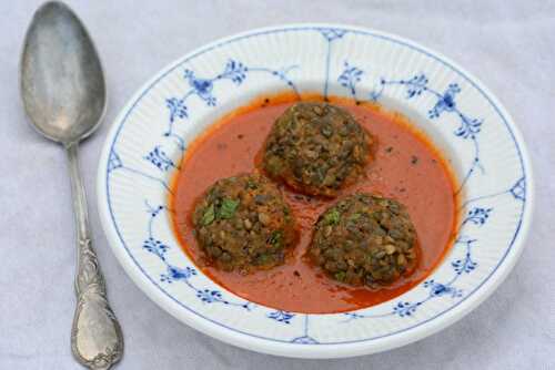 Boulettes de lentilles et boulghour à la sauce tomate