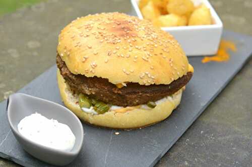 Burger à la fondue de poireaux, sauce crème et moutarde