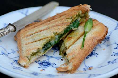 Croque-monsieur au pesto, à l’ail des ours et aux champignons