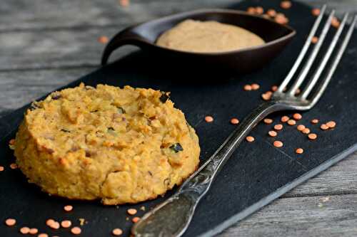 Galettes de lentilles corail aux courgettes, sauce au tahin