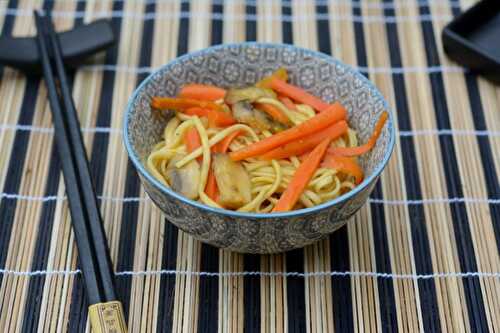 Nouilles chinoises aux carottes et champignons
