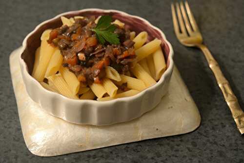 Penne à la sauce aux champignons, carottes et vin rouge