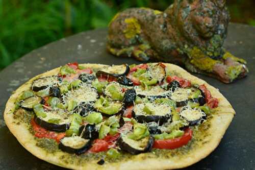 Pizza à l’aubergine et au pesto