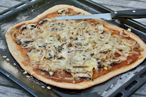 Pizza aux champignons, oignons et Cantal
