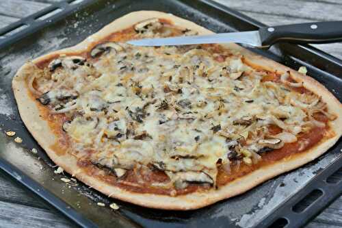 Pizza aux champignons, oignons et Cantal