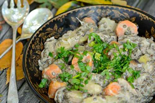 Ragoût de champignons, pommes de terre, carottes et lentilles