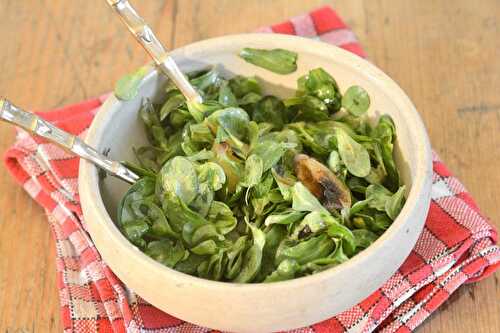 Salade de mâche aux pommes de terre et aux oignons