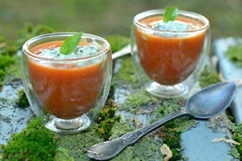 Soupe de tomate à la crème de basilic aillée