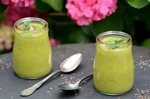 Soupe froide aux courgettes, petits pois et à la menthe