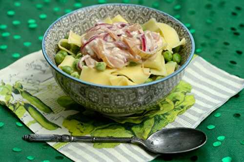 Tagliatelles aux petits pois, sauce aux oignons et aux trois fromages