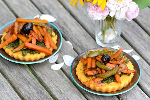 Tartelettes de polenta au pesto de fanes de carottes et à la poêlée de carottes et poivron