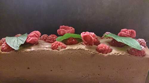 Parfait glacé sans oeufs framboises et éclats de rose