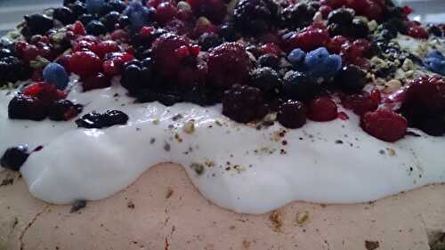 Pavlova violette, pistache et fruits rouge