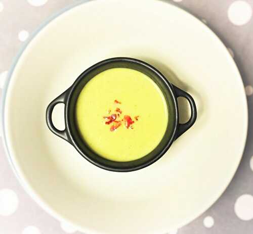 Potage d'avocats parfumé à la roquette