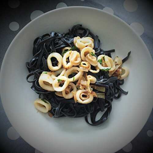 Tagliatelles à l'encre de seiche et aux anneaux de calamars poêlés à l'huile d'olive