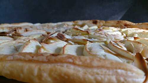 Tarte fine aux pommes aux pétales d'amande grillées