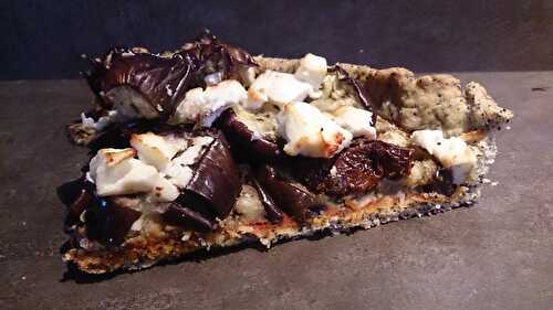 Tarte fondante à l'aubergine, crumble de feta et graines de pavot