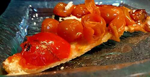 Tarte tatin aux tomates cerises, chèvre crémeux et basilic