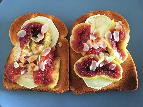 Tartine au chèvre chaud figue fraîche et miel