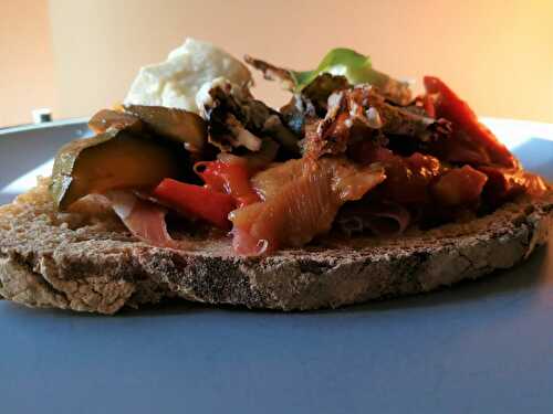 Tartine "jambon cru, ratatouille et feta juste grillée"