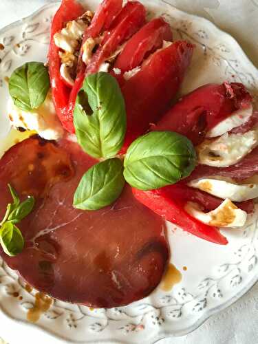 Le retour des tomates-mozza:Petales de tomates-mozzarella-bresaola-beau temps.