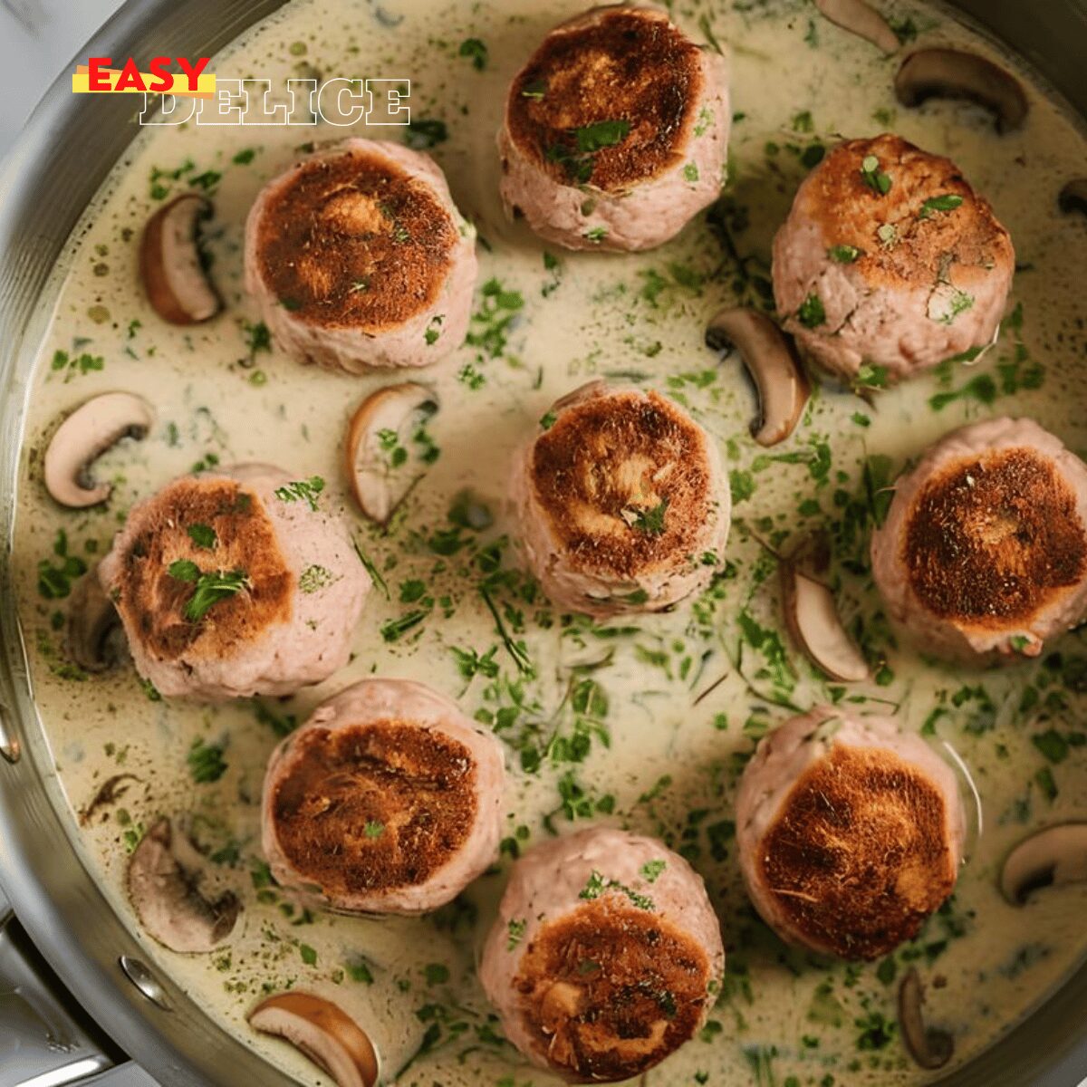 Boulettes de viande maison avec sauce à la crème et aux champignons