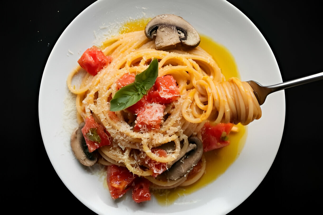 Pâtes aux Tomates Séchées et Champignons dans une Sauce à l’Ail et au Basilic