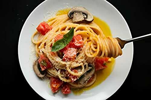 Pâtes aux Tomates Séchées et Champignons dans une Sauce à l’Ail et au Basilic