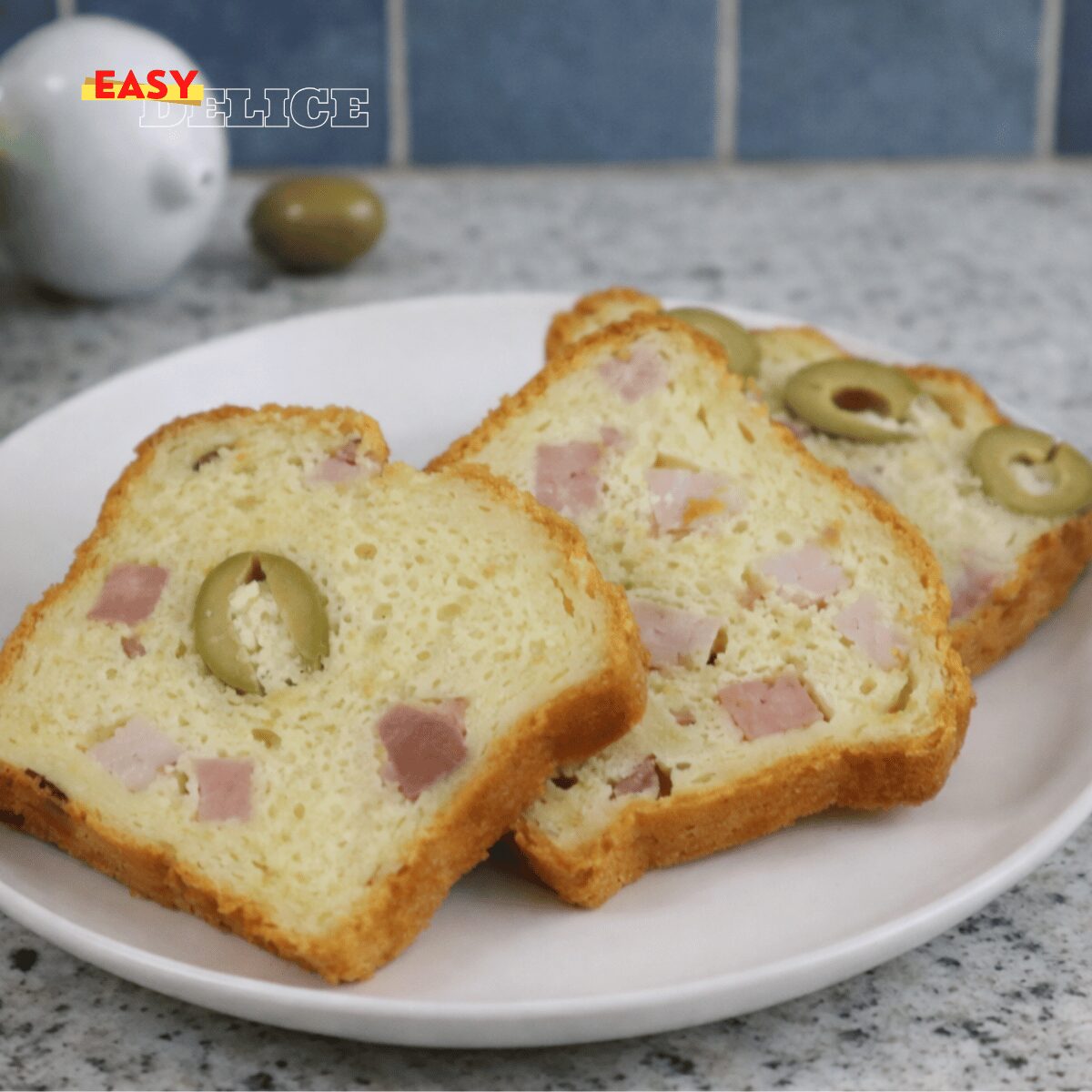 Cake aux Olives et Lardons : La Recette Moelleuse et Gourmande Inratable pour l’Apéro ou le Pique-Nique