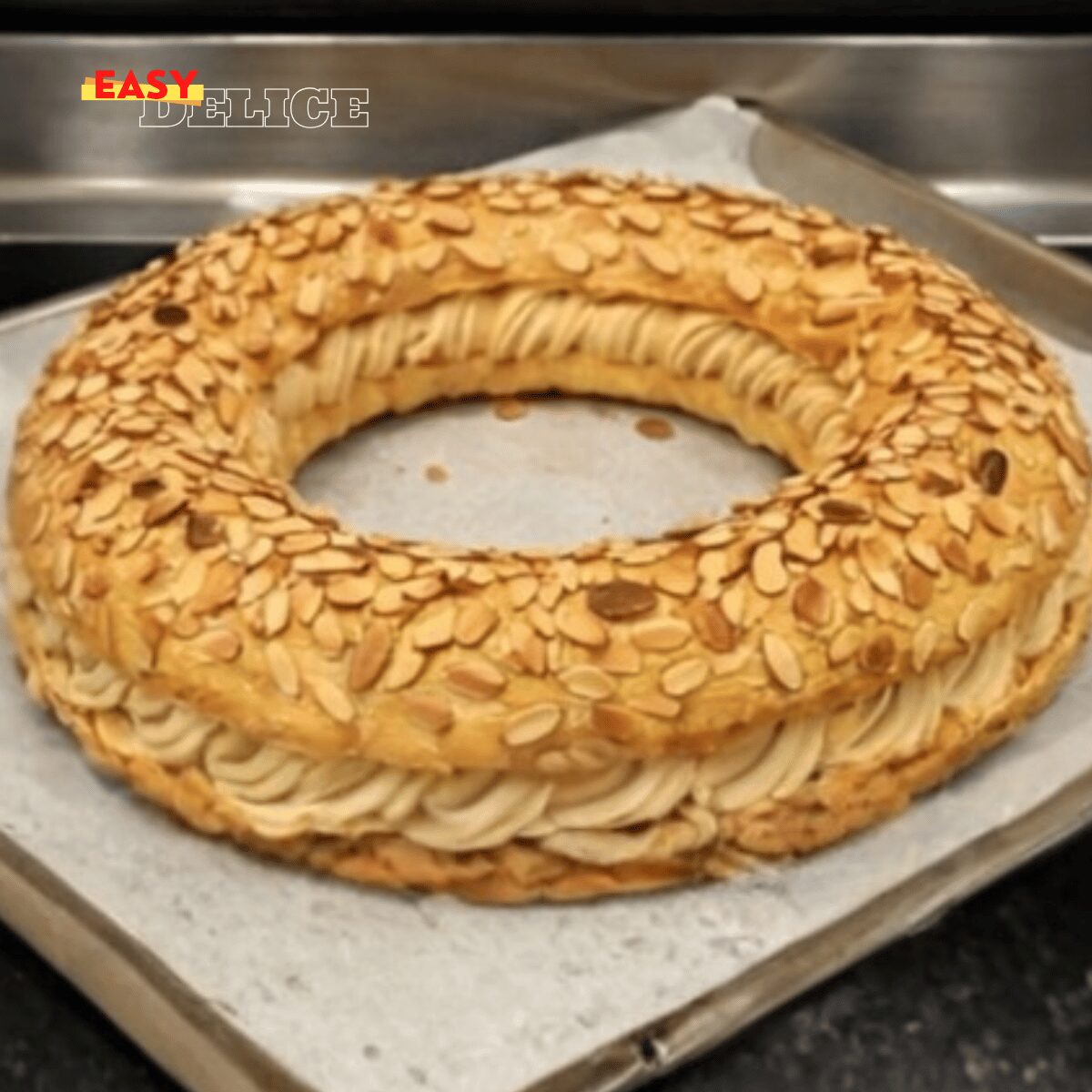 Couronne Feuilletée à la Crème Pralinée & Amandes