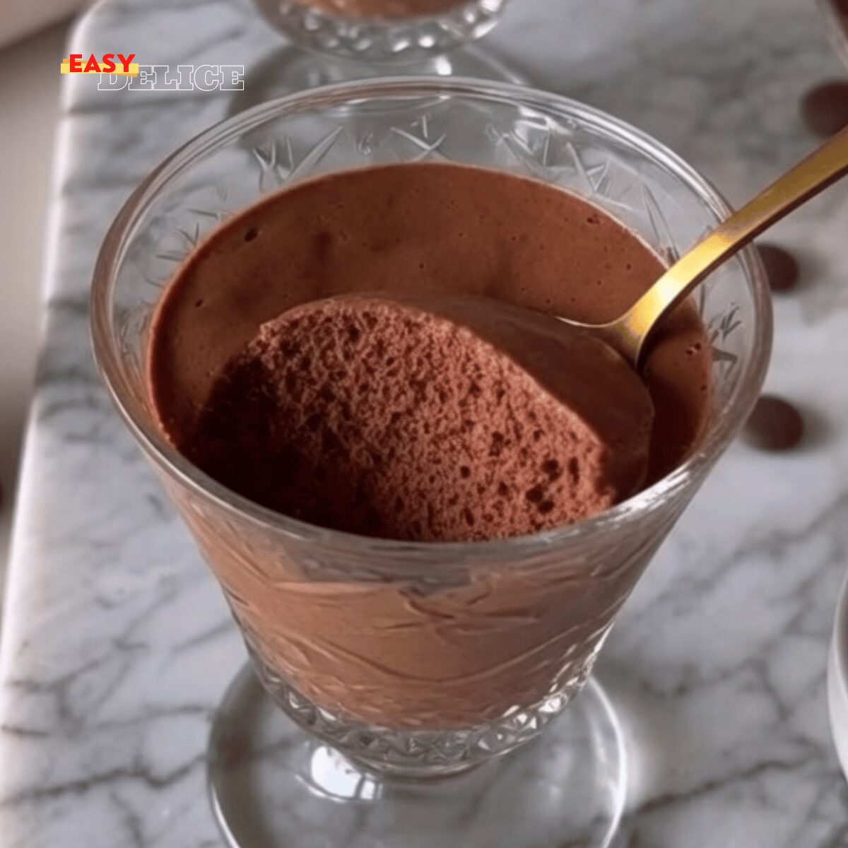 Mousse au Chocolat à 2 Ingrédients (Ultra Facile & Incroyablement Aérienne)