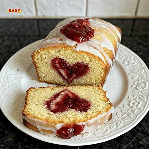Cake Surprise à la Confiture  : Moelleux avec Cœur Fondant Fraises