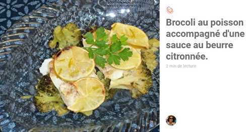 Brocoli au poisson accompagné d'une sauce au beurre citronnée.