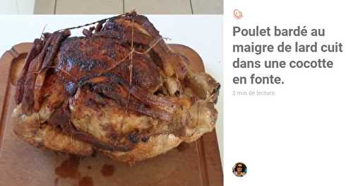 Poulet bardé au maigre de lard cuit dans une cocotte en fonte.