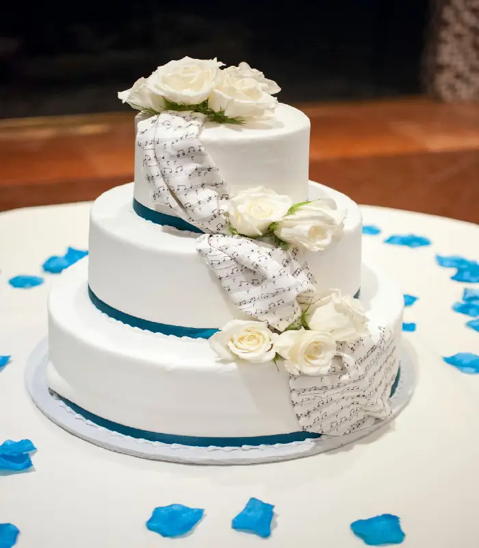 Décorations et saveur pour 1 gâteau de mariage parfait.