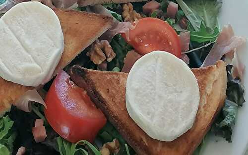 Salade de chèvre chaud, mesclun noix de pécan et lardons (1)