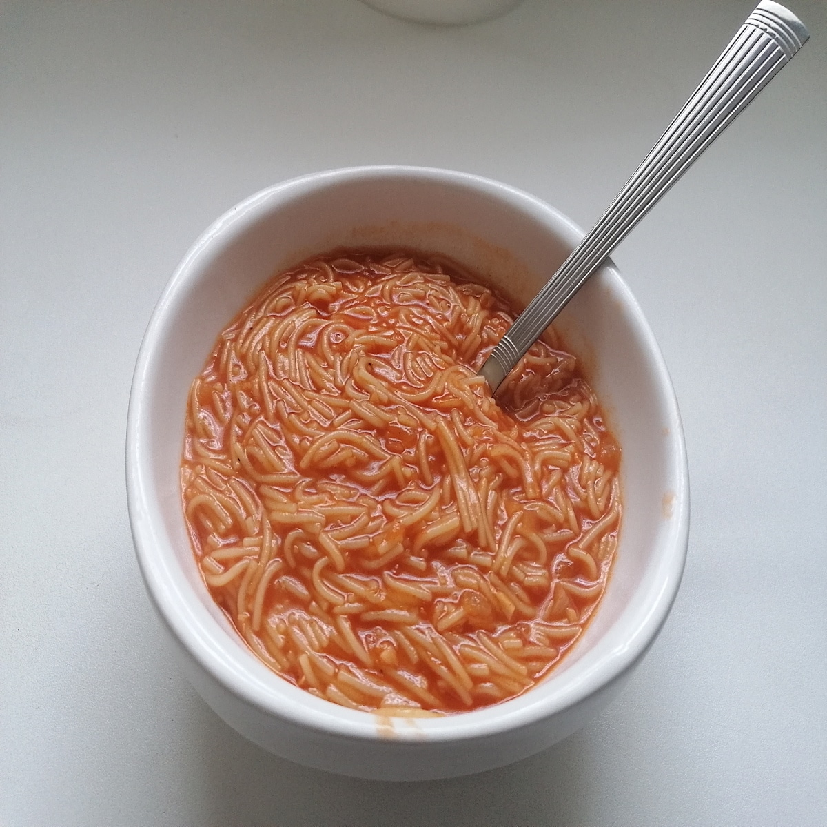 Soupe Maison au Coulis de Tomates, Ail et Vermicelles - Un Délice à Partager